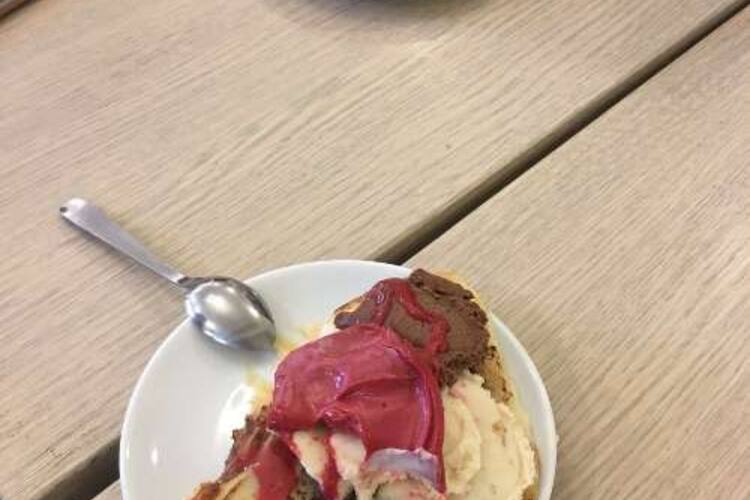 Mennan Dondurma Sutlu Tatlilari Konak Izmir